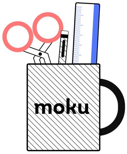 Tazza moku con una forbice, una penna e un righello.