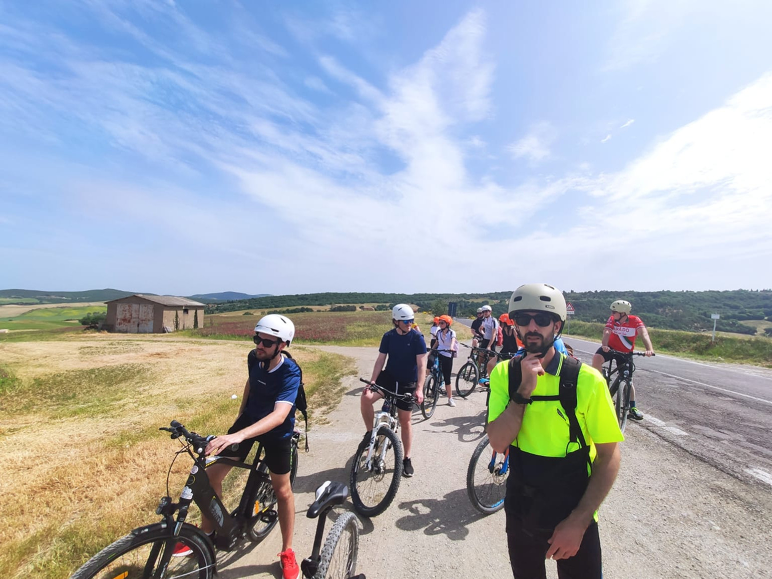 Foto di alcuni dipendenti moku in bici.