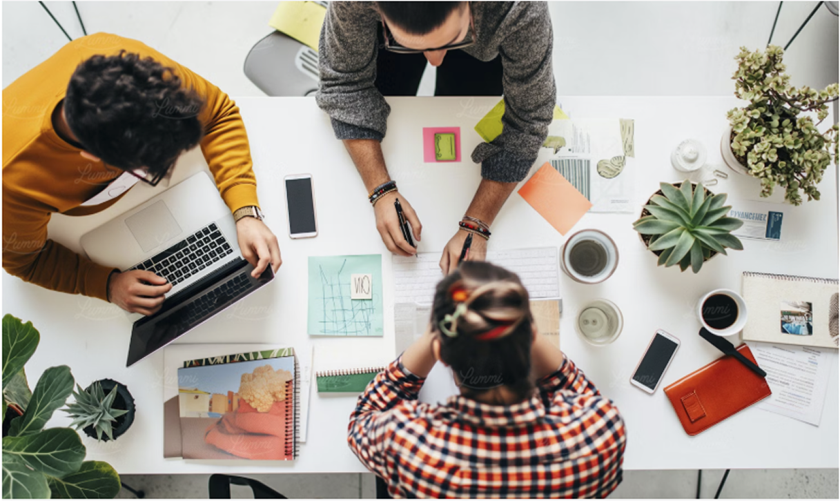 Foto dall'alto di alcune persone che lavorano su una scrivania