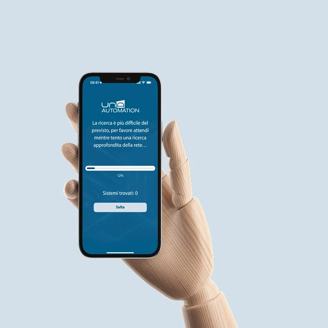 Immagine di una mano in legno che tiene uno smartphone in cui si vede una schermata dell'app UNAMobile