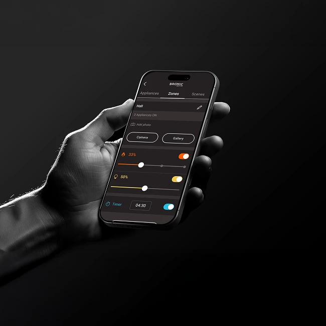 Immagine di uno smartphone tenuto in mano, dove si vede una schermata dell'app Bromic